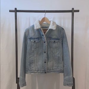 VIntage Levi's Light-Wash Sherpa Denim Jacket